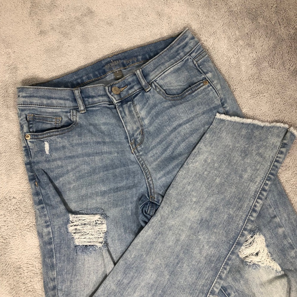 New York & Company Soho Jeans Women's 6 Light Blue Distressed Raw Hem Legging